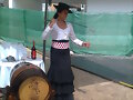 andaluza ,sirviendo vinito dulce