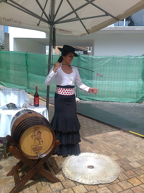 andaluza ,sirviendo vinito dulce