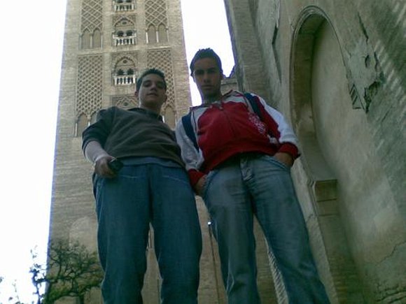 Ante la giralda de nuestra ciudad....