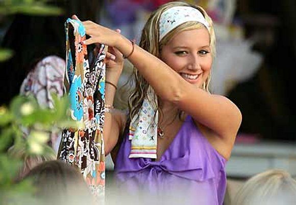 ashley tisdale beso !!!
