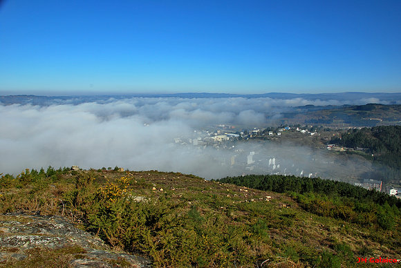 PUEBLA DE SAN JULIAN DESPIERTA ENTRE LA NIEBLA