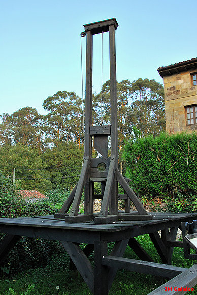 MUSEO DE LA TORTURA DE SANTILLANA  . GUILLOTINA