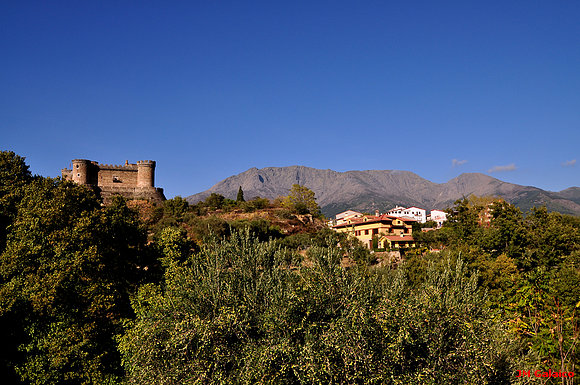MOMBELTRAN,EL CASTILLO Y AL FONDO GREDOS