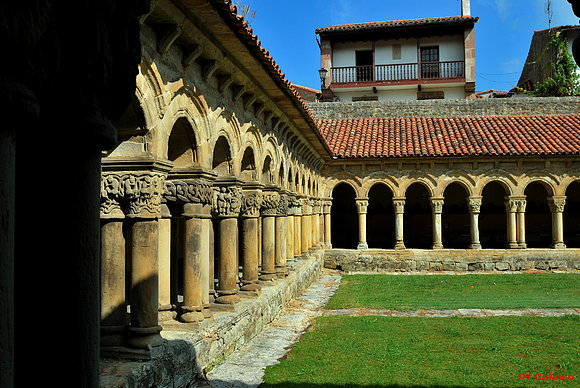 CLAUSTRO DE LA COLEGIATA . SANTILLANA