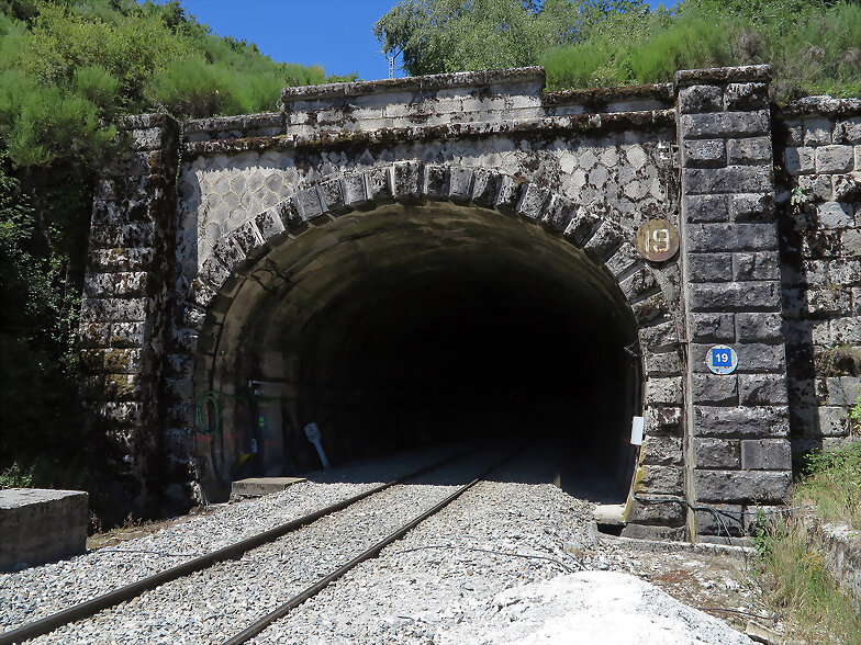TUNEL DE PADORNELO . LINEA ORENSE ZAMORA