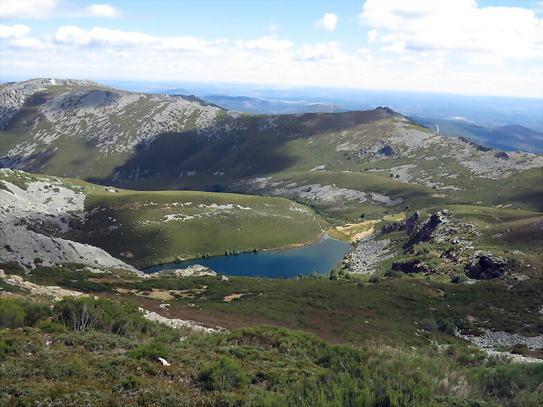 EL LAGO DE TRUCHILLAS DESDE EL PICO VIZCODILLO