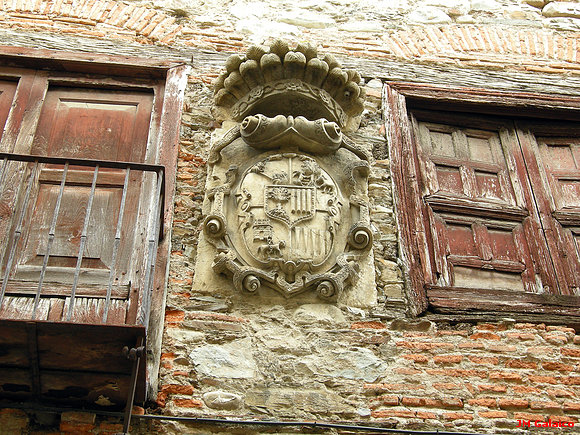 OTRO ESCUDO  EN UNA FACHADA