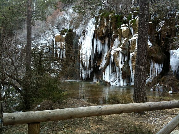 Nacimiento del RIo Cuervo.......mirad el hielooo!!