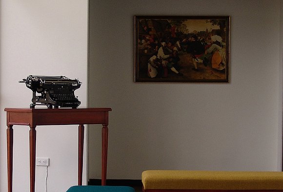 En la biblioteca, una vieja máquina