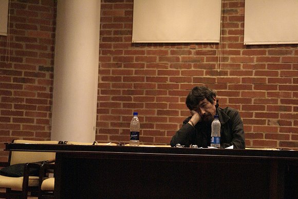 el conferencista meditando