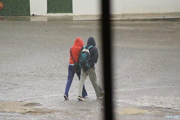 tras de los cristales, llueve y llueve...