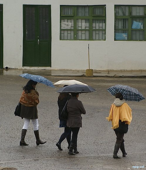 y llueve.. con su impermeable amarillo...