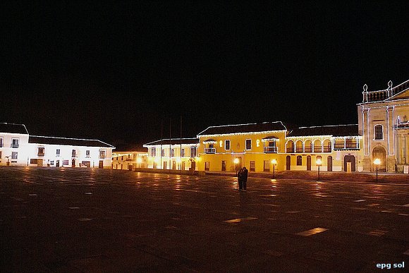 abrazo en la plaza