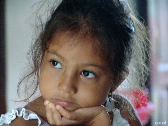 la niña llora