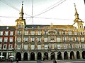 la fachada, con el mismo sol, la misma tarde...