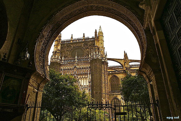 una entrada y unas torres de sheresade
