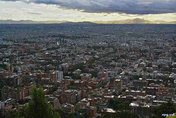 ..y al fondo las montañas, la cresta de los Andes