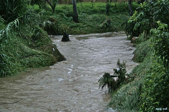 llueve y llueve, tras de los cristales.....