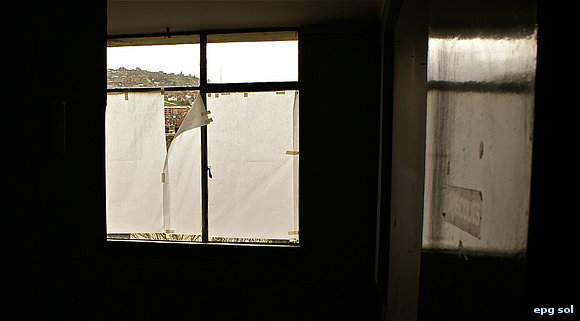 pedazos de luz abriendo una ventana