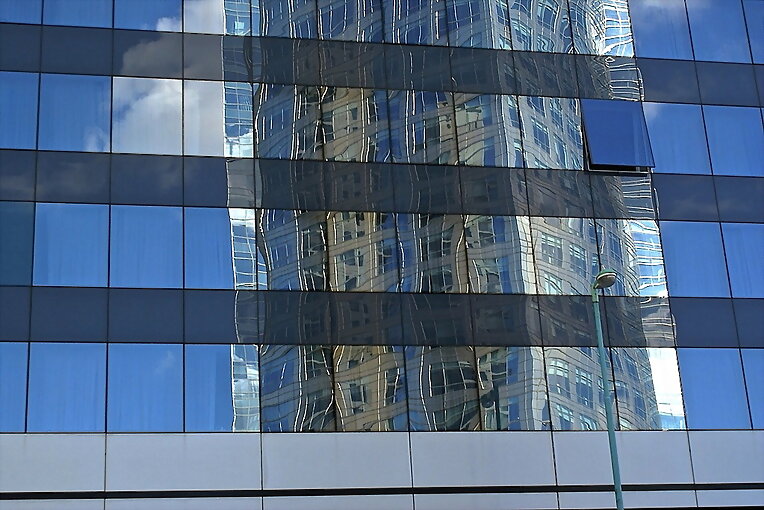 una ventana azul, en cielo azul...