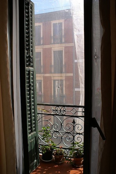 de ventanas y un balcón..