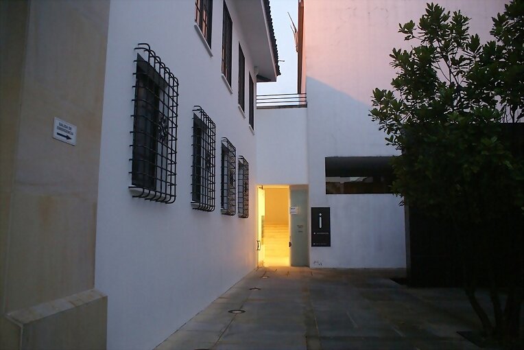 una puerta..una salida. También hay ventanas...