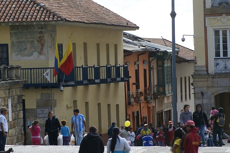 ESQUINA  con banderas, una bandera