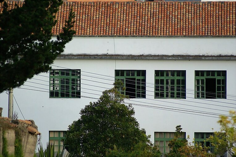 rojo sobre blanco y verde...