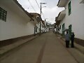 paisaje blanco con paseo de colores