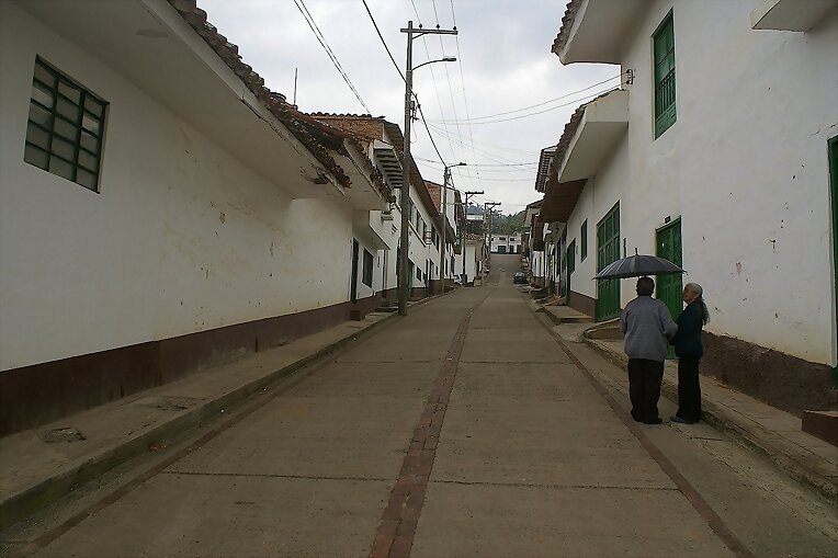 paisaje blanco con paseo de colores