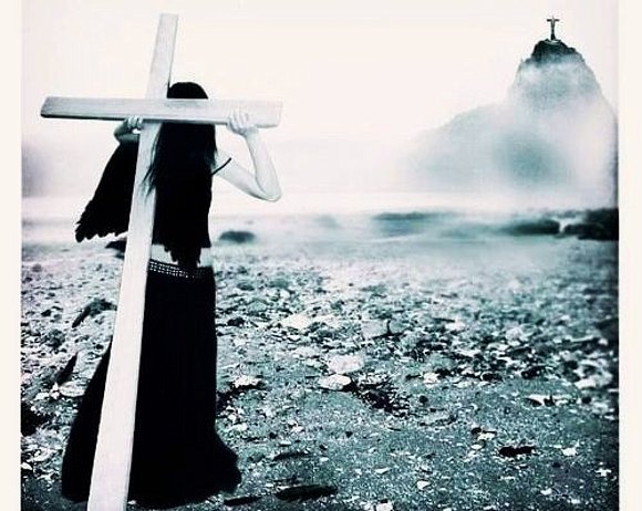 TODOS LLEVAMOS UNA CRUZ.... EN LA VIDA.