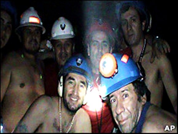 mineros atrapados a 700 metros de profundidad...