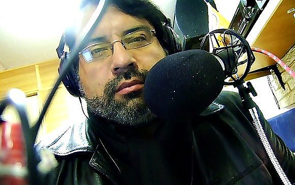ahora en www.radioalegriadeltr.cl de 21 a 0 hr .