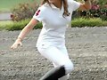 Belinda haciendo equitacion