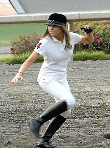 Belinda haciendo equitacion