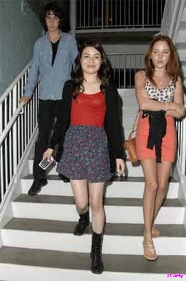 miranda cosgove saliendo del cine