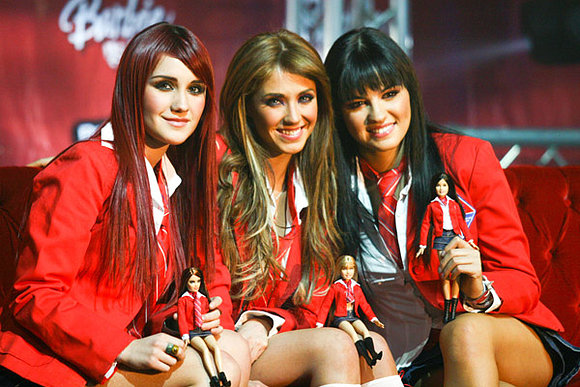 anahi,dulce y maite presentando su muñeca