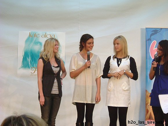 Cariba, Phoebe y Claire con los colgantes