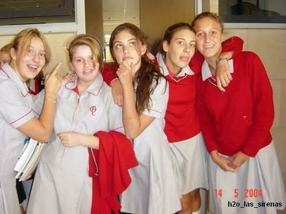 Phoebe Tonkin con su grupo de teatro