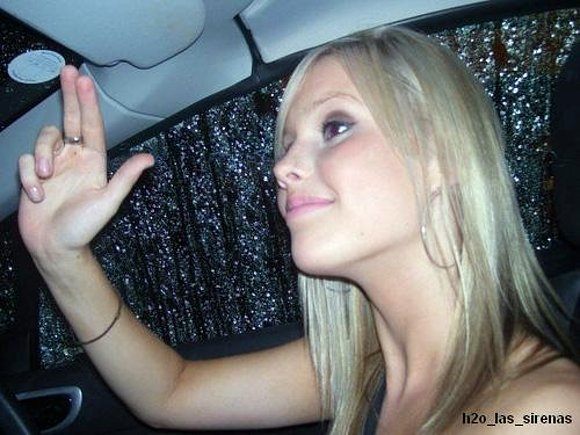 Claire Holt en un coche