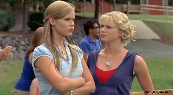 Rikki y Emma en "Control"