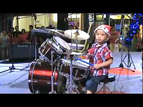 &iexcl;&iexcl; Espectacular solo de bater&iacute;a con solo 4 a&ntilde;os !!