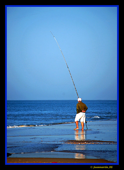 PESCANDO EN LA PLAYA