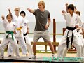lewis haciendo karate