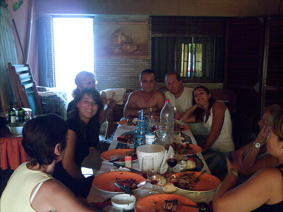 comiendo ..(el asado..)  jaja