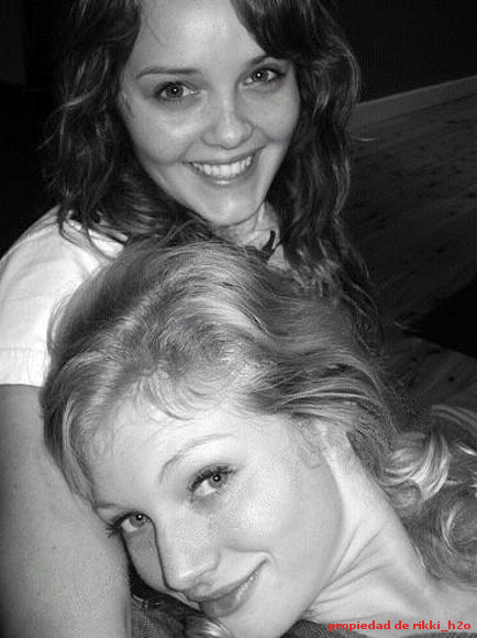cariba heine y una amiga de blue water high