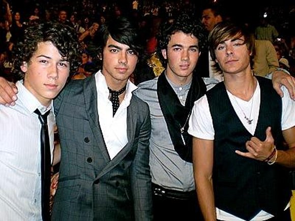 hola oii pongo una de zac ii jonas brothers!!