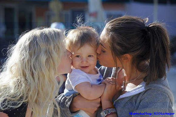 besando a la hija.. de alguien xD