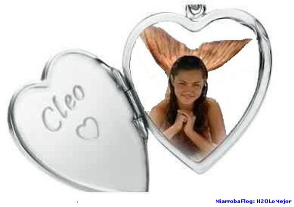 Cleo dentro del collar de corazon xD
