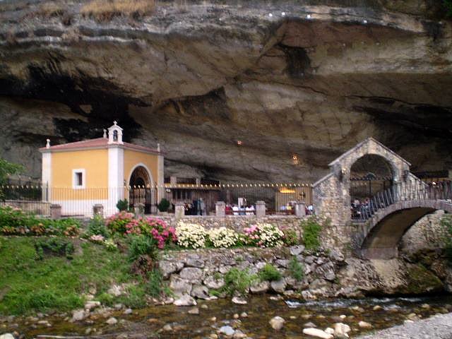 la virgen de la cueva en infiesto.....